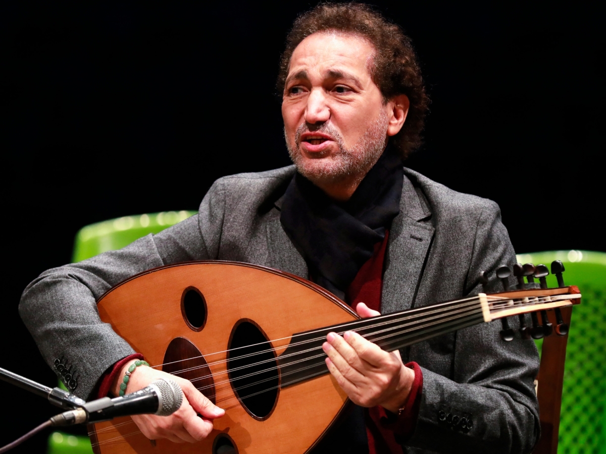 نصير شمّة يعزف على العود